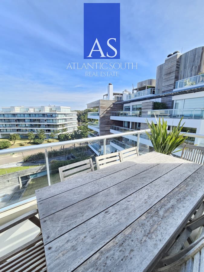 DEpartamento Planta de categoría en Playa Brava orientada al oeste frente al mar 2 dormitorios