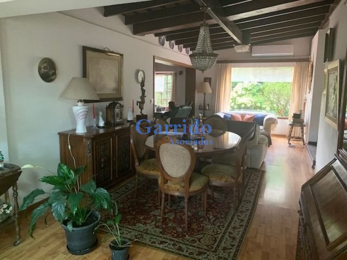 Chalet  3 Dormitorios, En Barrio Residencial,   Ref 671