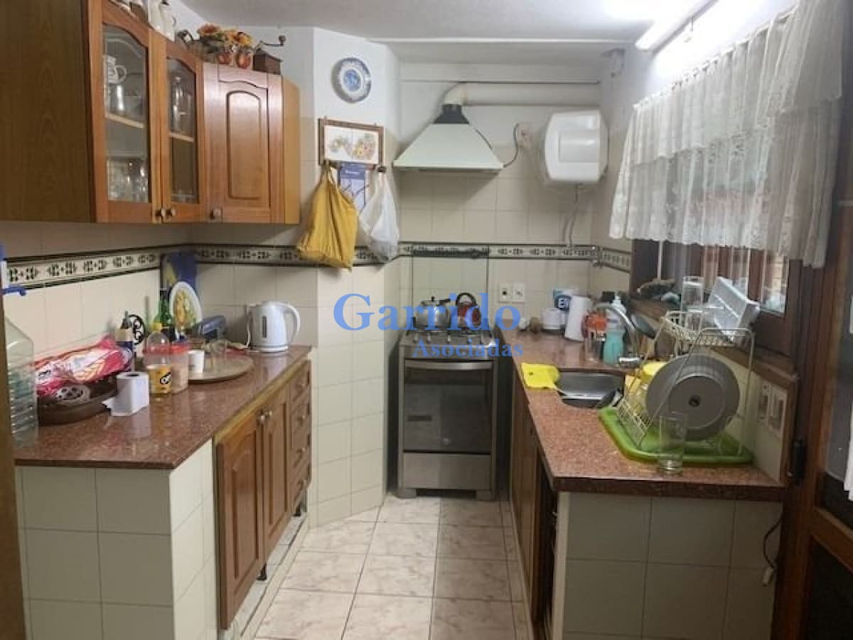 Chalet  3 Dormitorios, En Barrio Residencial,   Ref 671