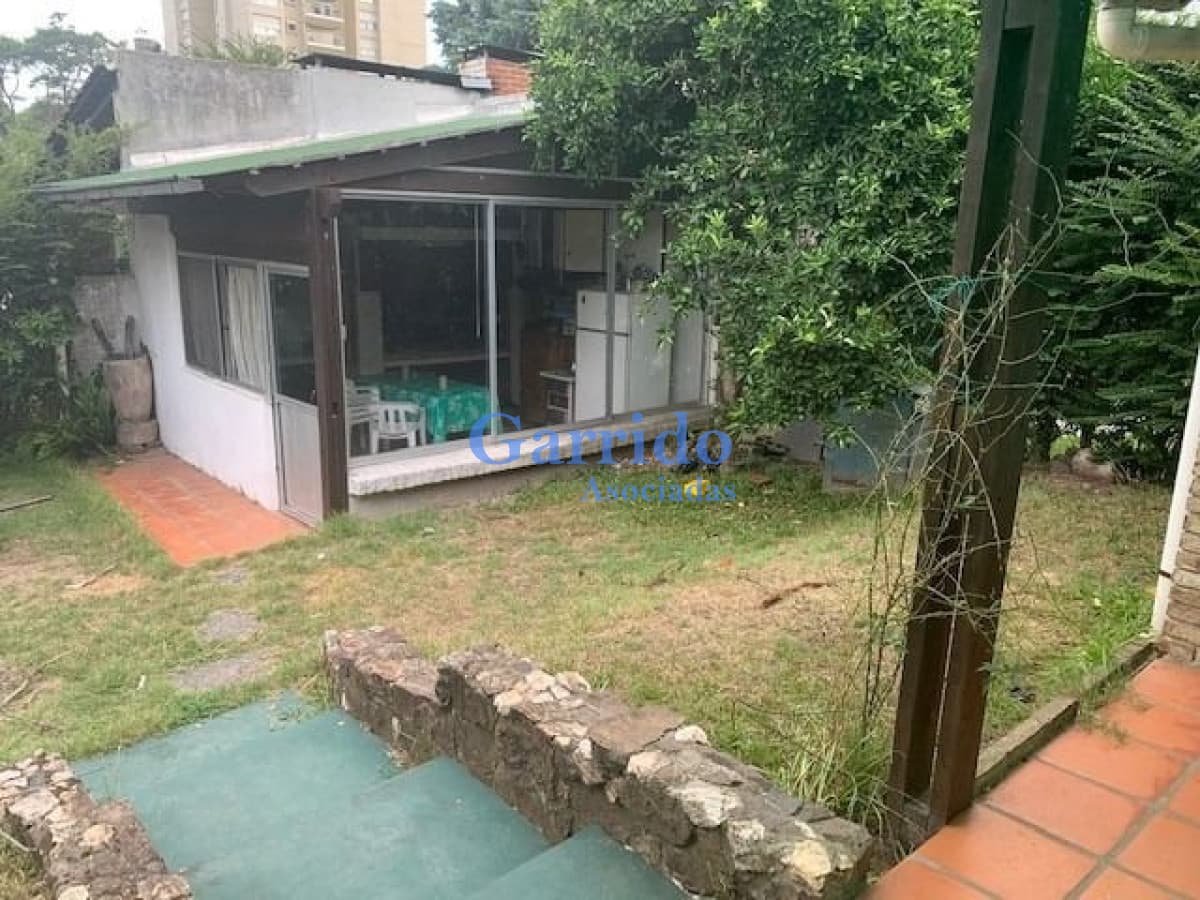 Chalet  3 Dormitorios, En Barrio Residencial,   Ref 671