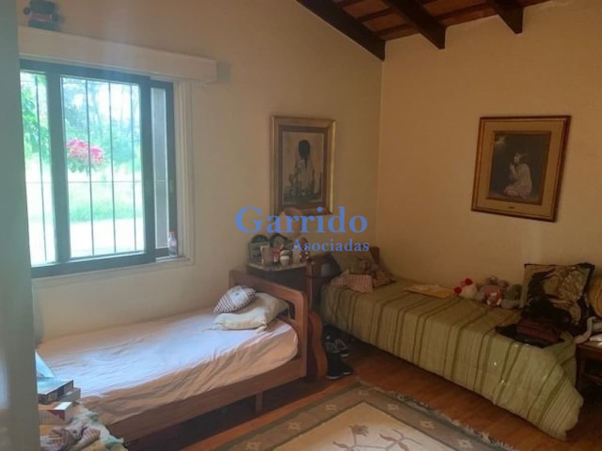 Chalet  3 Dormitorios, En Barrio Residencial,   Ref 671