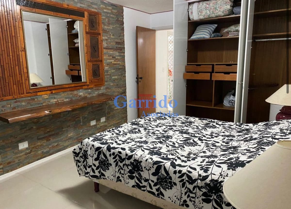 Alquilo anual, 1 dormitorio y medio a pasos del mar.