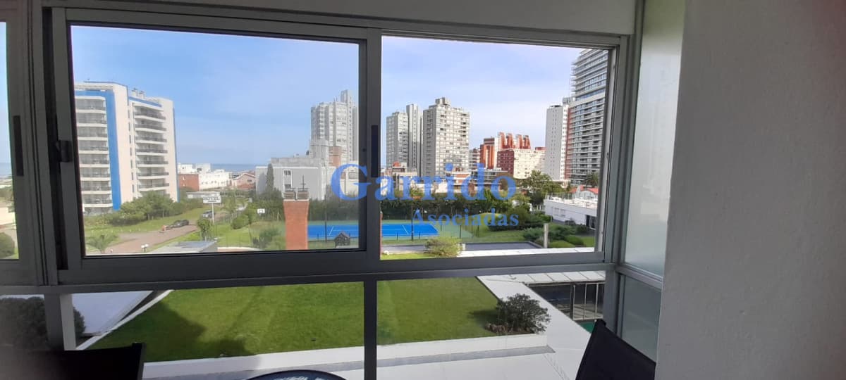 Alquilo anual, 1 dormitorio y medio a pasos del mar.