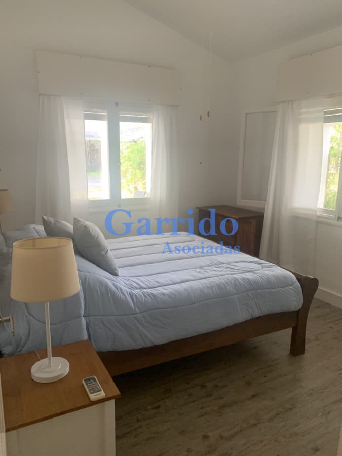 Alquilo casa a pasos de