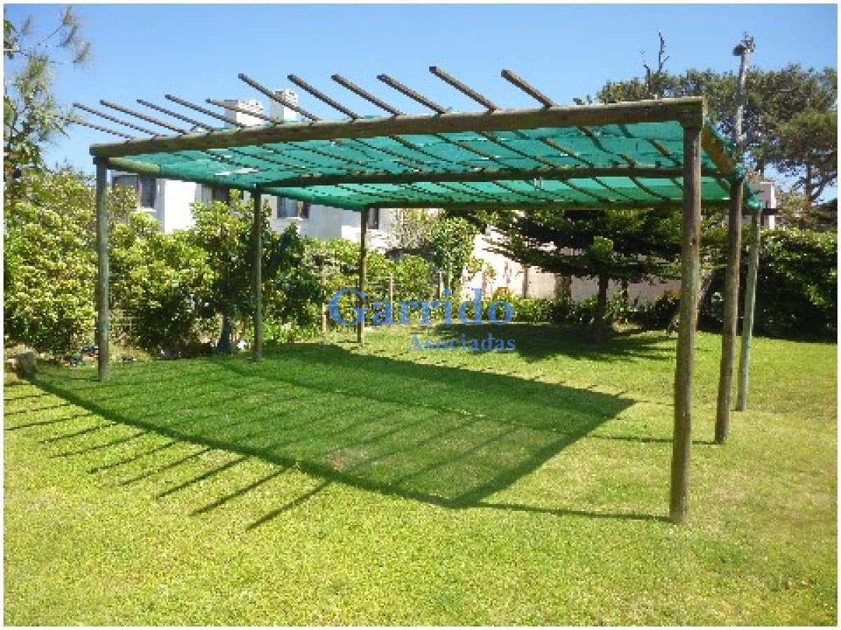 Vendo excelente chalet , a 50 mtrs del mar