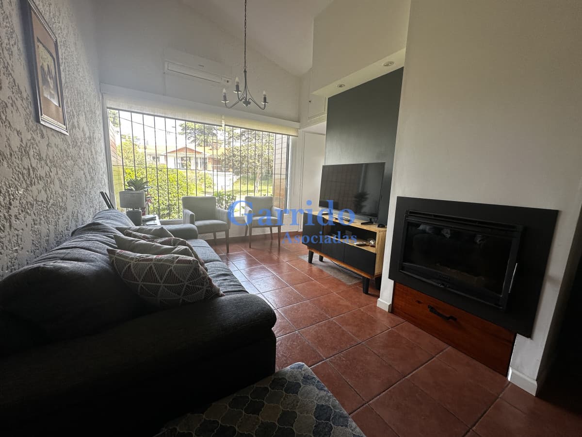 Muy linda casa a pasos de playa brava
