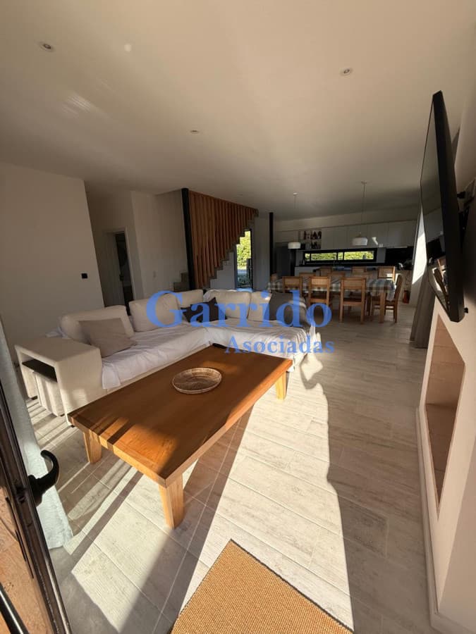 Alquilo casa moderna en el corazón de la barra a pasos de la posta !