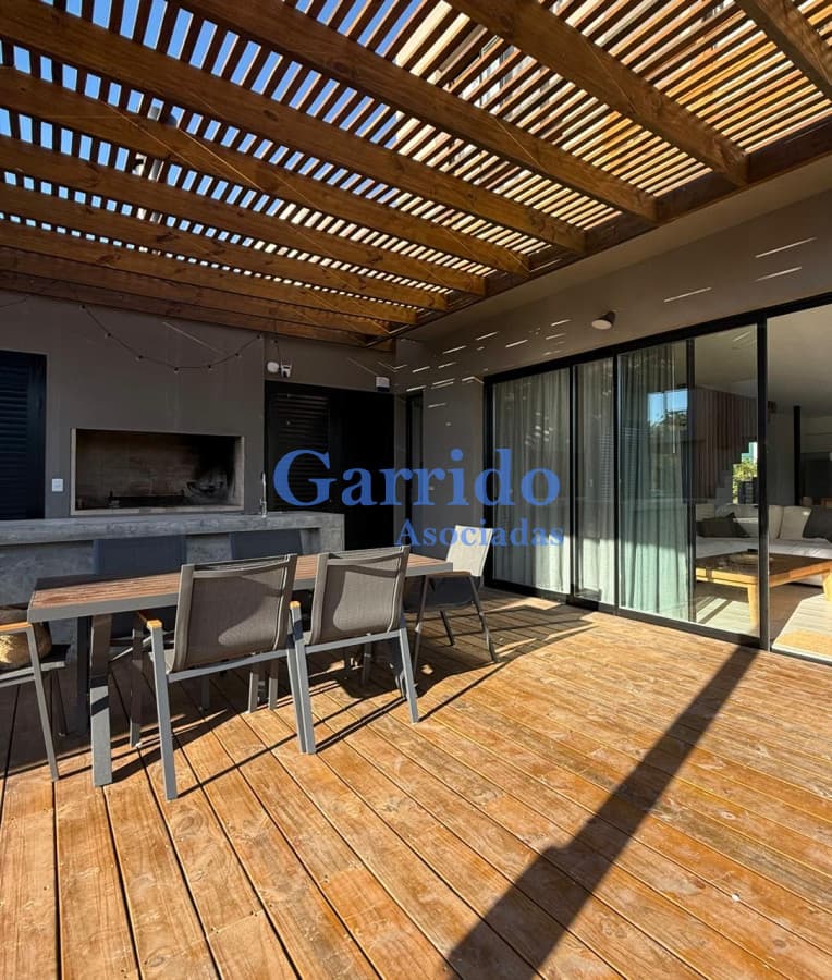 Alquilo casa moderna en el corazón de la barra a pasos de la posta !