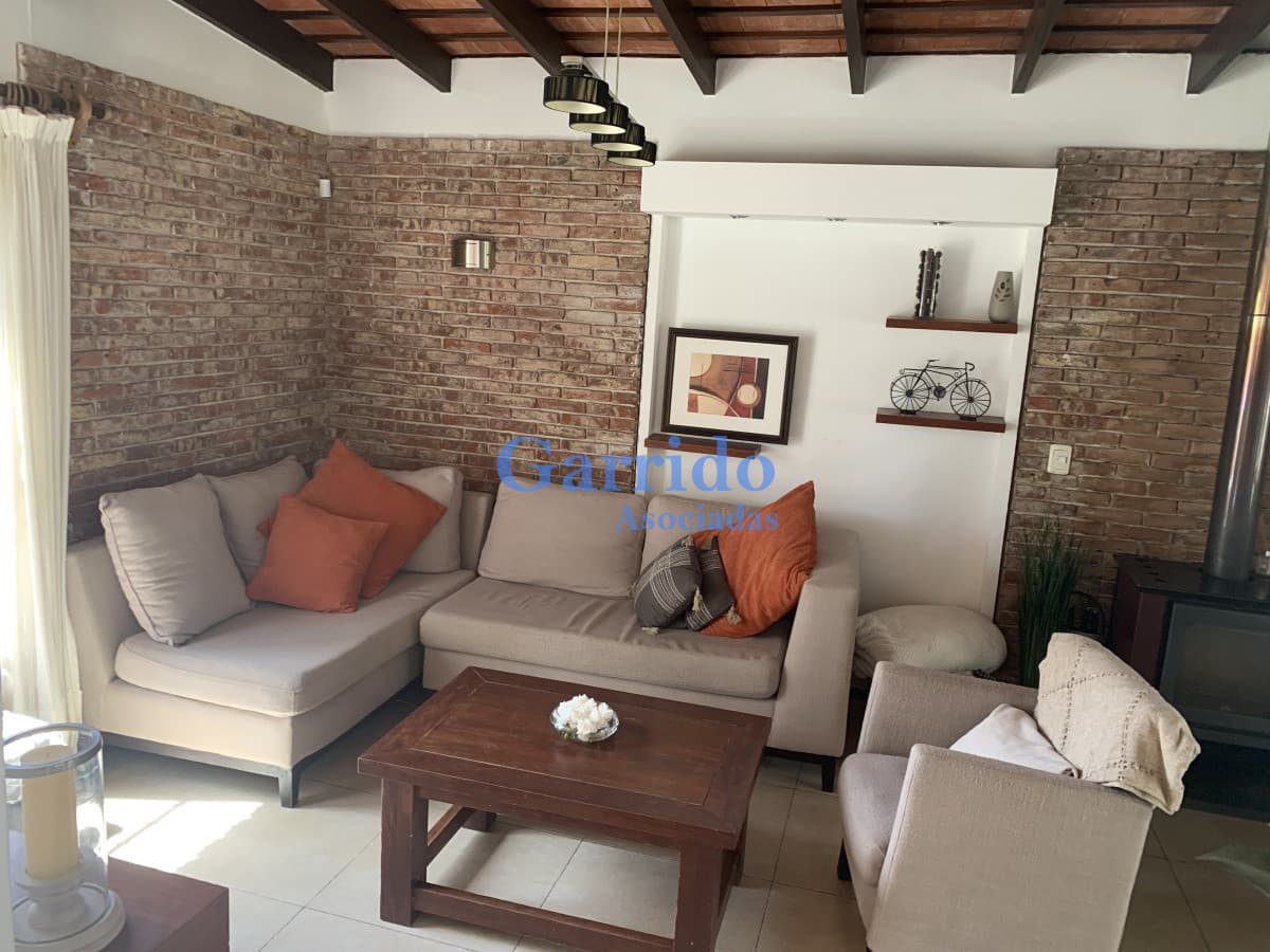 Casa de 3 dormitorios en Cantegril .