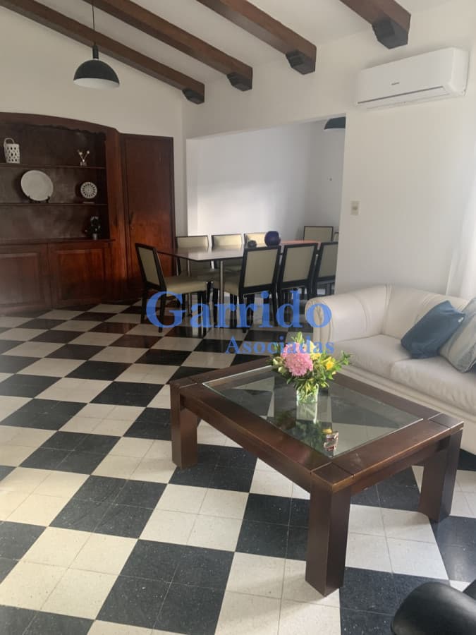Alquilo casa a pasos de