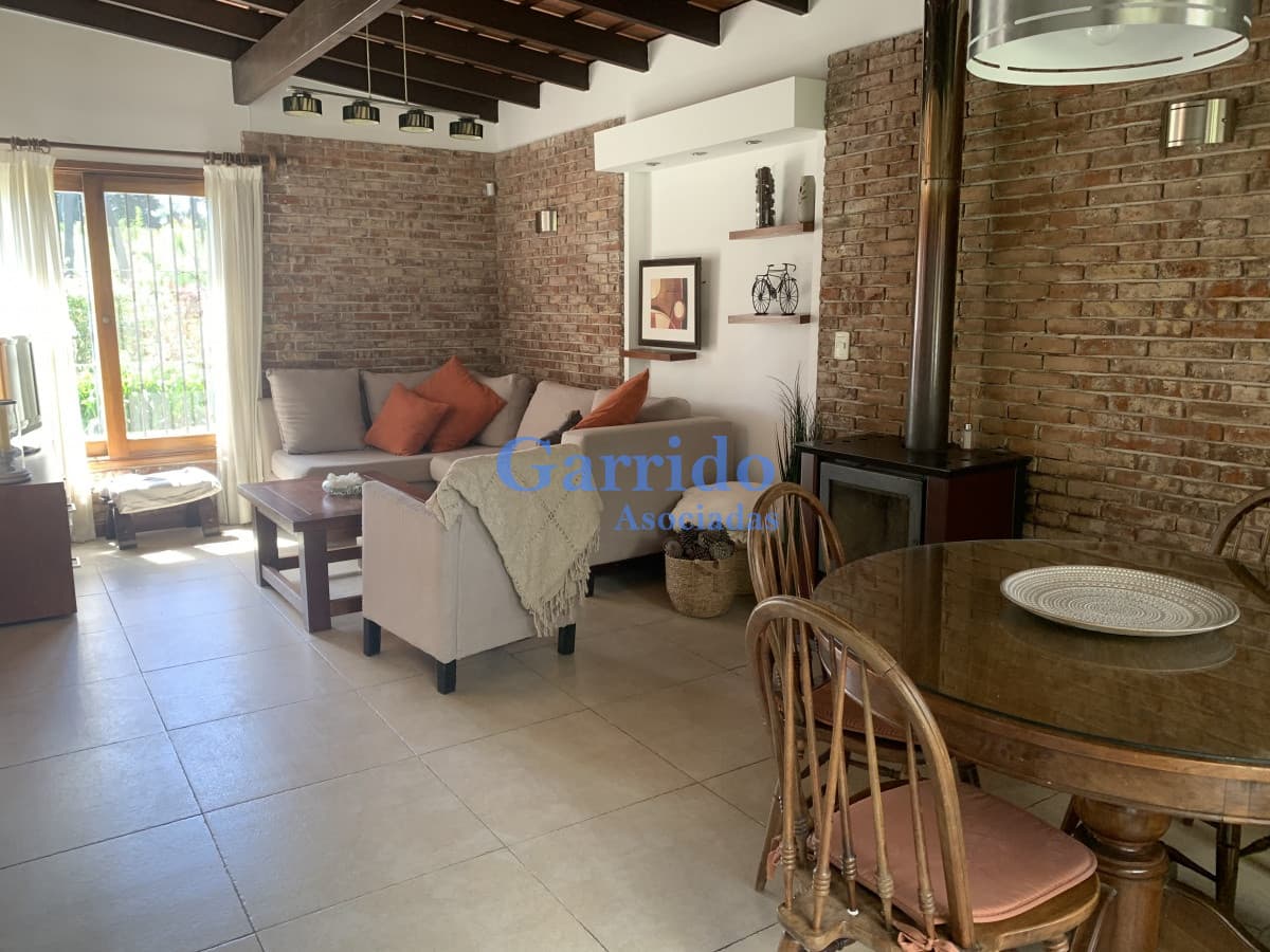 Casa de 3 dormitorios en Cantegril .