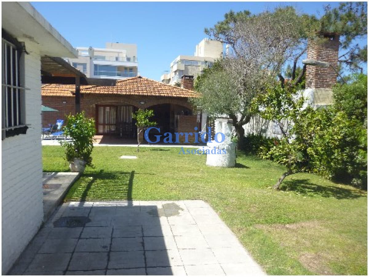 Vendo excelente chalet , a 50 mtrs del mar