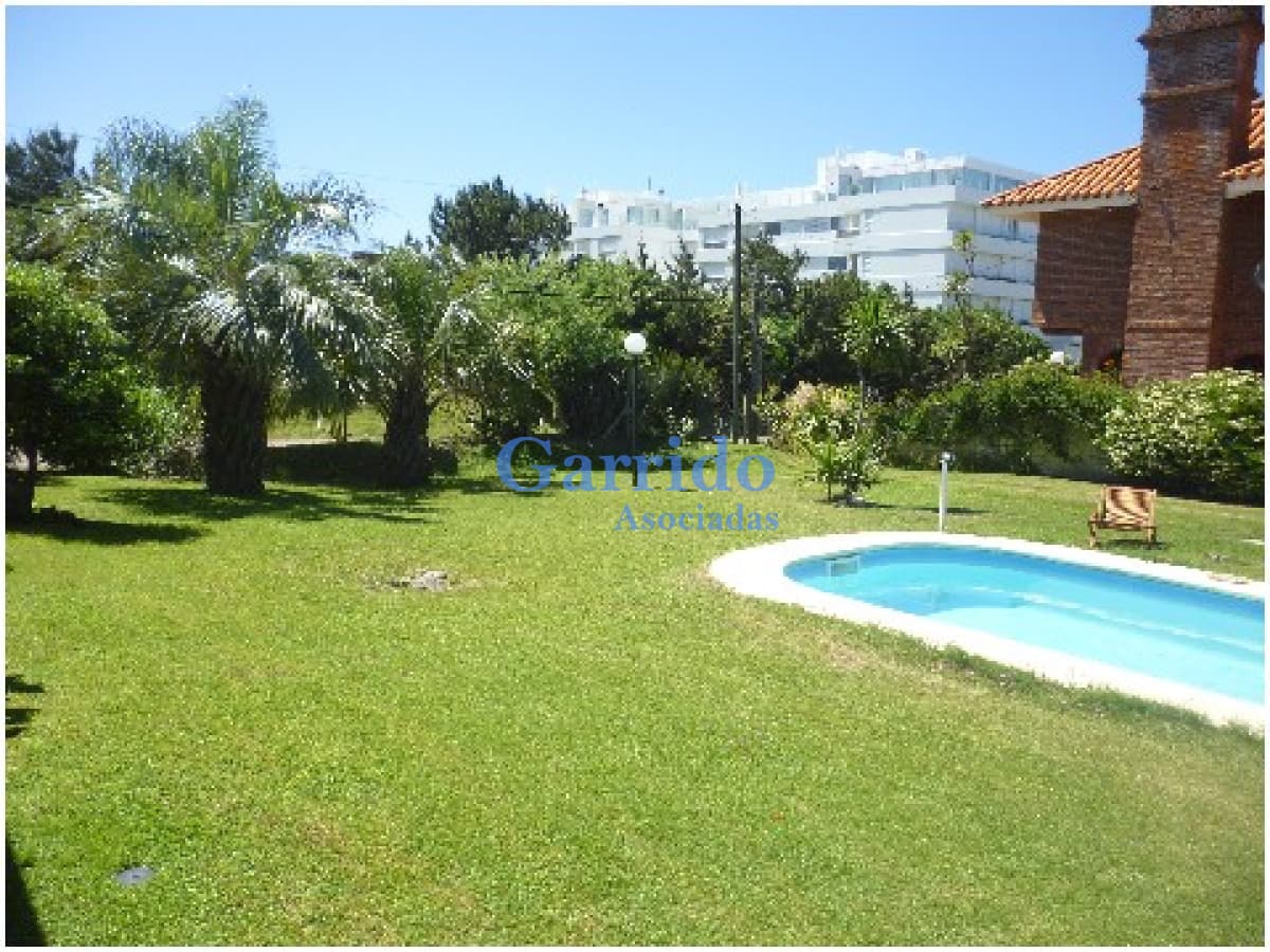 Vendo excelente chalet , a 50 mtrs del mar