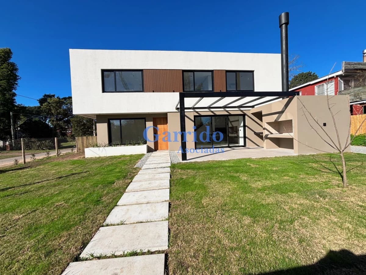 Chalet  a estrenar , barrio Córdoba
