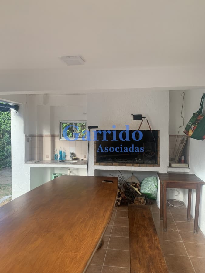 Alquilo casa a pasos de