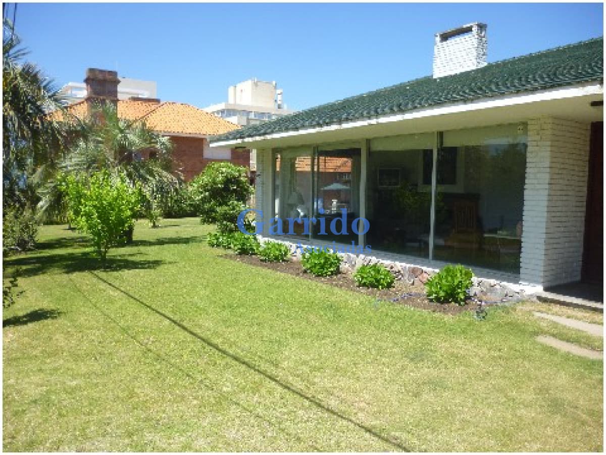 Vendo excelente chalet , a 50 mtrs del mar