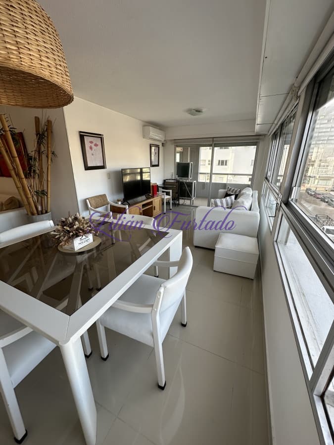 En venta y alquiler temporario apartamento de 2 dormitorios y 2 baños. Península-Punta del Este. - Lilian Furtado Negocios Inmobiliarios
