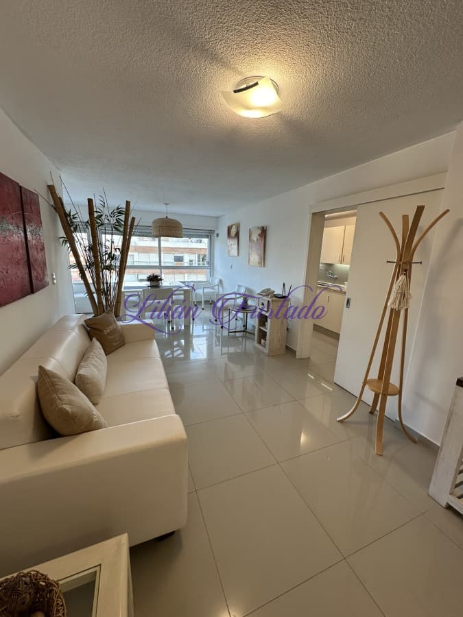 En venta y alquiler temporario apartamento de 2 dormitorios y 2 baños. Península-Punta del Este. - Lilian Furtado Negocios Inmobiliarios