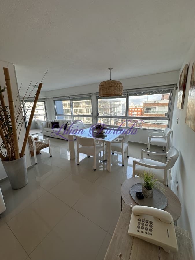 En venta y alquiler temporario apartamento de 2 dormitorios y 2 baños. Península-Punta del Este. - Lilian Furtado Negocios Inmobiliarios