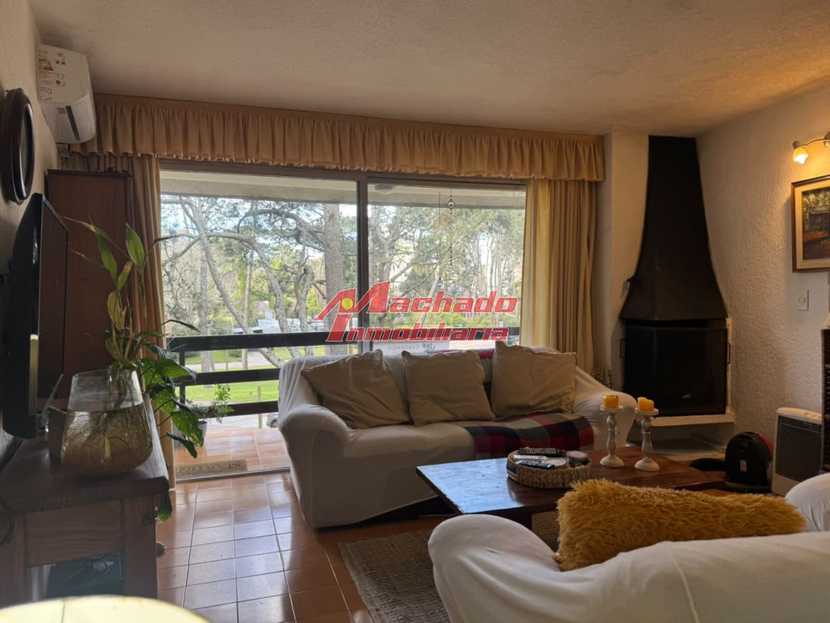 PUNTA DEL ESTE A METROS DE PLAYA MANSA APTO 2 DORM 2 BAÑOS COCHERA EN VENTA