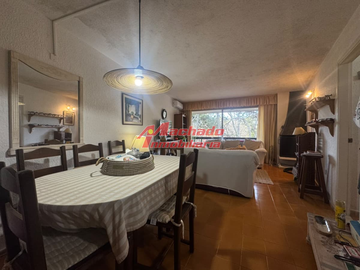 PUNTA DEL ESTE A METROS DE PLAYA MANSA APTO 2 DORM 2 BAÑOS COCHERA EN VENTA