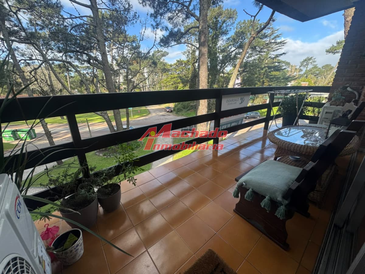 PUNTA DEL ESTE A METROS DE PLAYA MANSA APTO 2 DORM 2 BAÑOS COCHERA EN VENTA