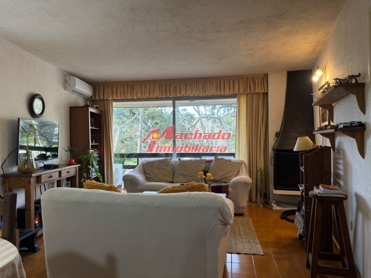 PUNTA DEL ESTE A METROS DE PLAYA MANSA APTO 2 DORM 2 BAÑOS COCHERA EN VENTA