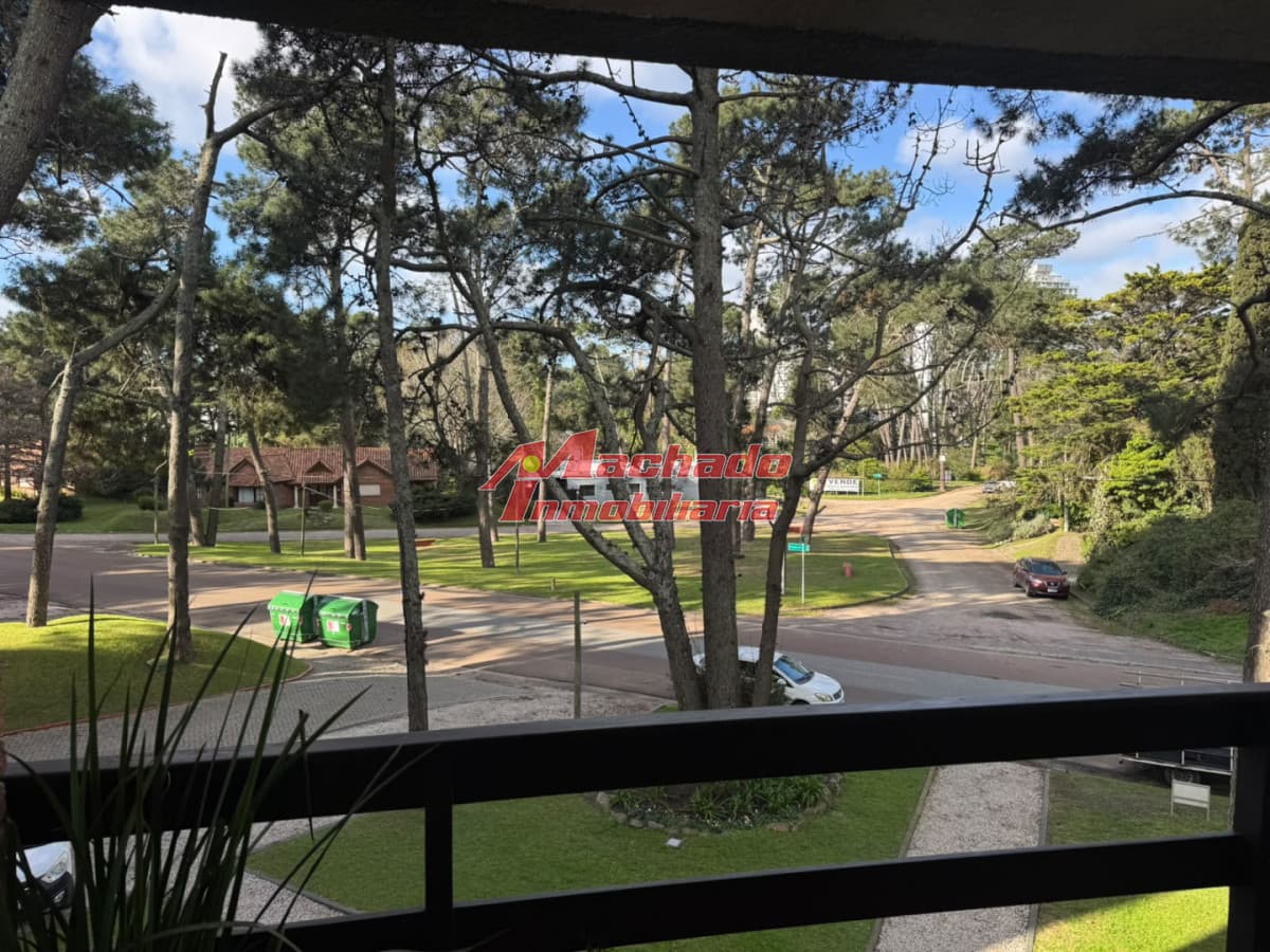 PUNTA DEL ESTE A METROS DE PLAYA MANSA APTO 2 DORM 2 BAÑOS COCHERA EN VENTA