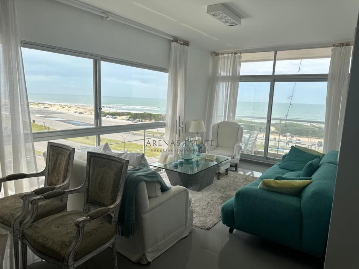 Frente al mar. Apartamento en alquiler anual de 3 dormitorios en Punta del Este