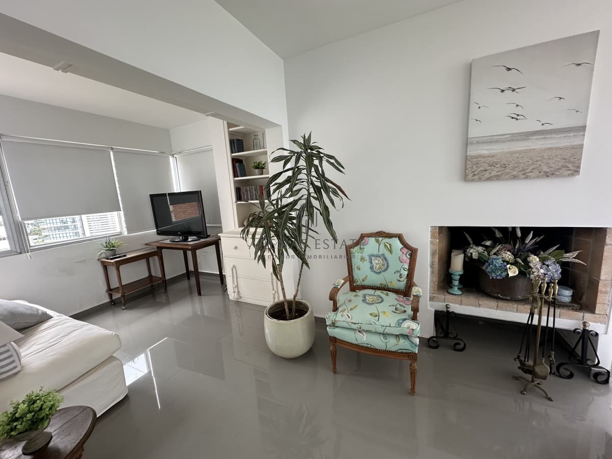 Frente al mar. Apartamento en alquiler anual de 3 dormitorios en Punta del Este