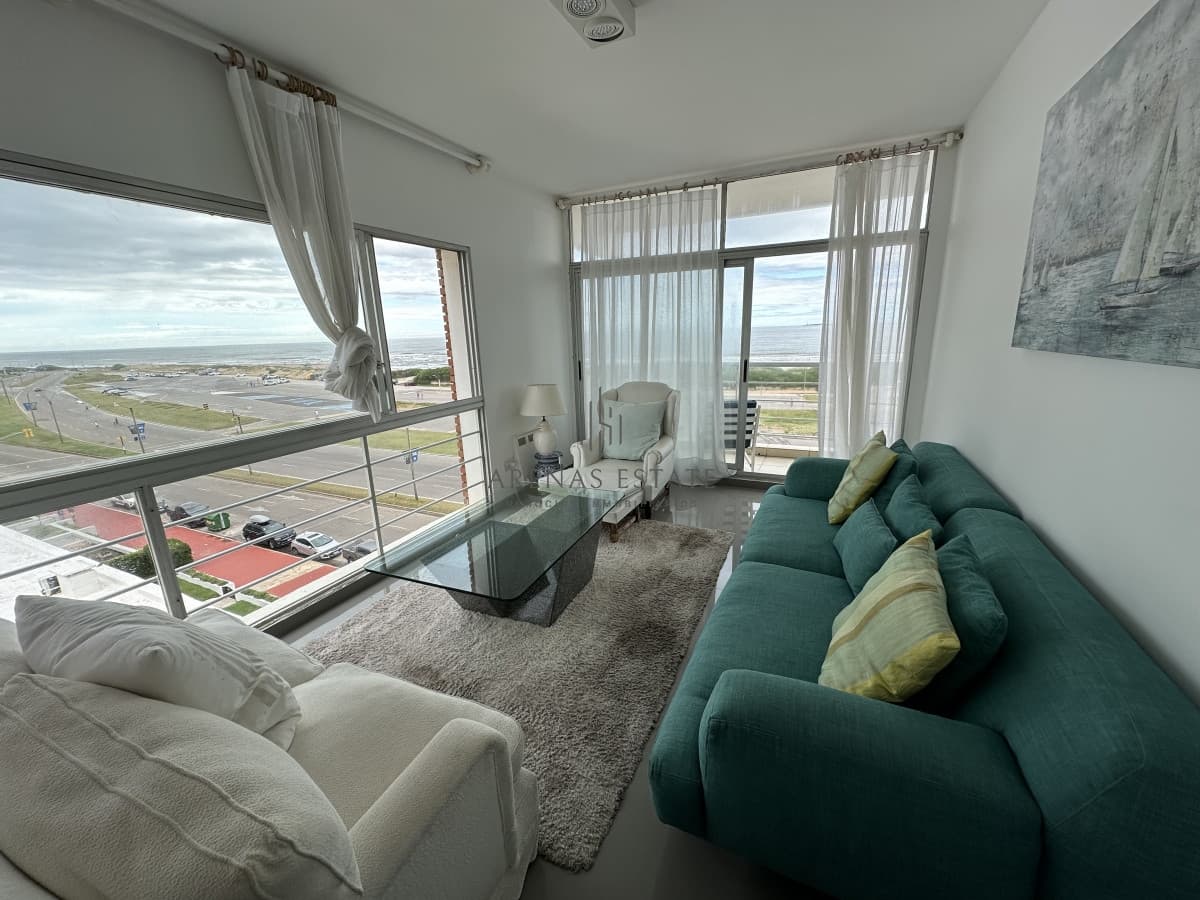 Frente al mar. Apartamento en alquiler anual de 3 dormitorios en Punta del Este