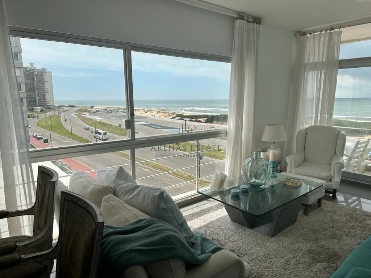 Frente al mar. Apartamento en alquiler anual de 3 dormitorios en Punta del Este