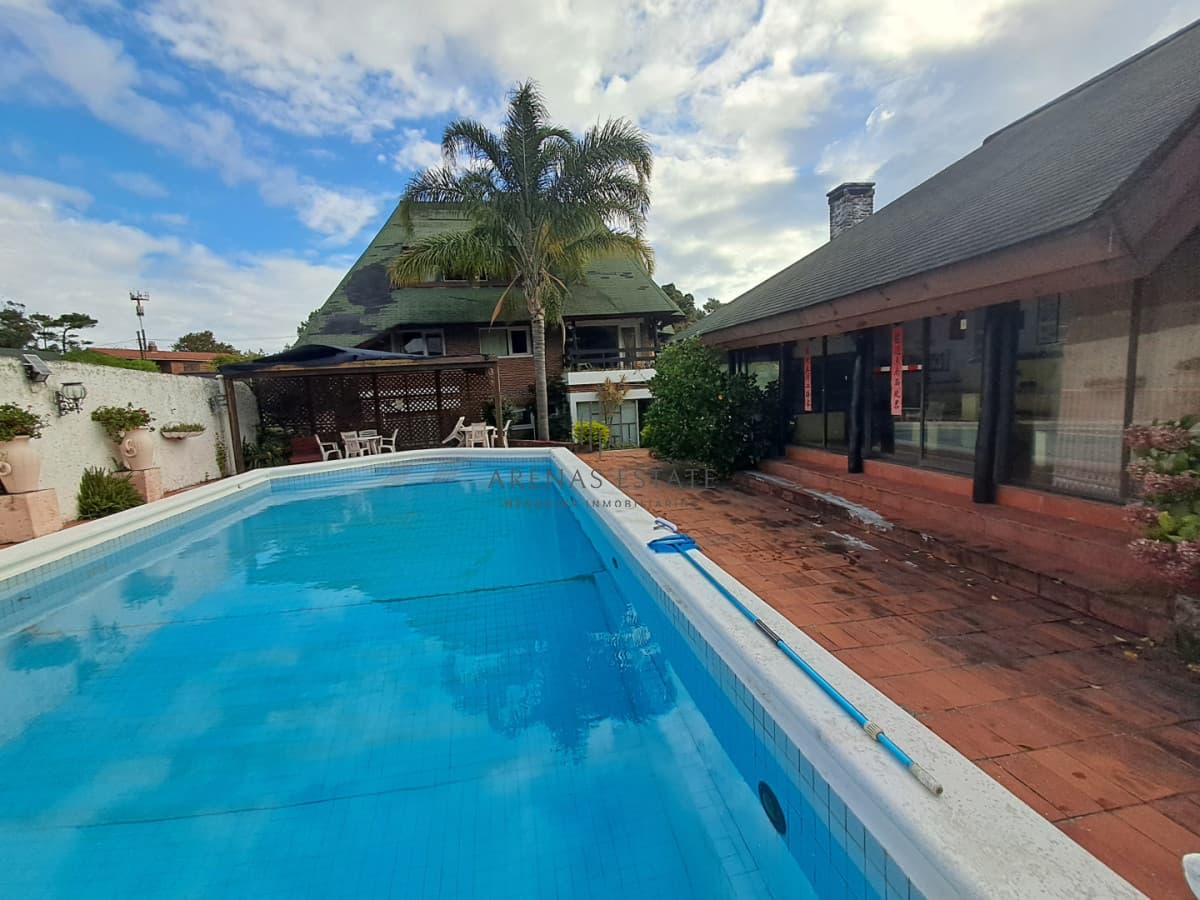 Casa ID.4666 - PUNTA DEL ESTE A METROS DE PLAYA MANSA GRAN CASA DE 5 DORMITORIOS PISCINA CANCHA DE PADLE EN VENTA