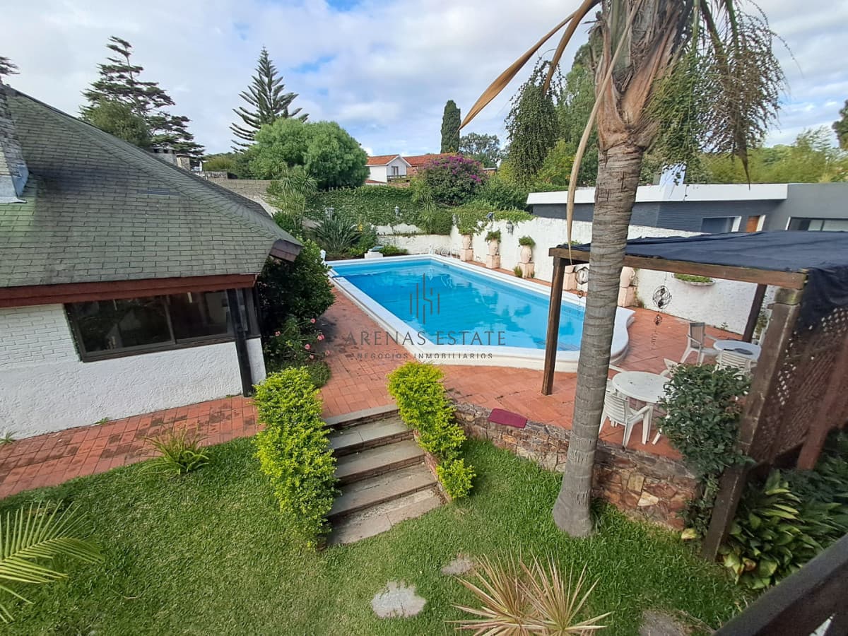 Casa ID.4666 - PUNTA DEL ESTE A METROS DE PLAYA MANSA GRAN CASA DE 5 DORMITORIOS PISCINA CANCHA DE PADLE EN VENTA