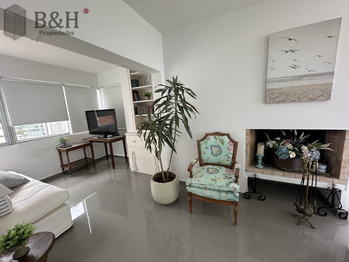 Frente al mar. Apartamento en alquiler anual de 3 dormitorios en Punta del Este
