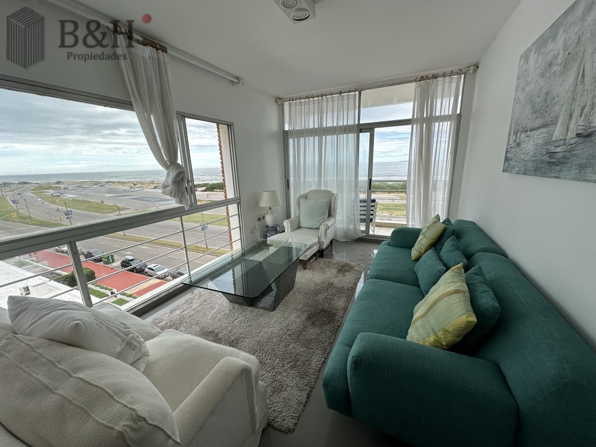 Frente al mar. Apartamento en alquiler anual de 3 dormitorios en Punta del Este