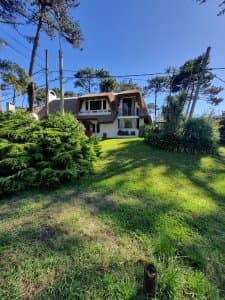 Hermosa casa en venta con piscina en punta del este   -