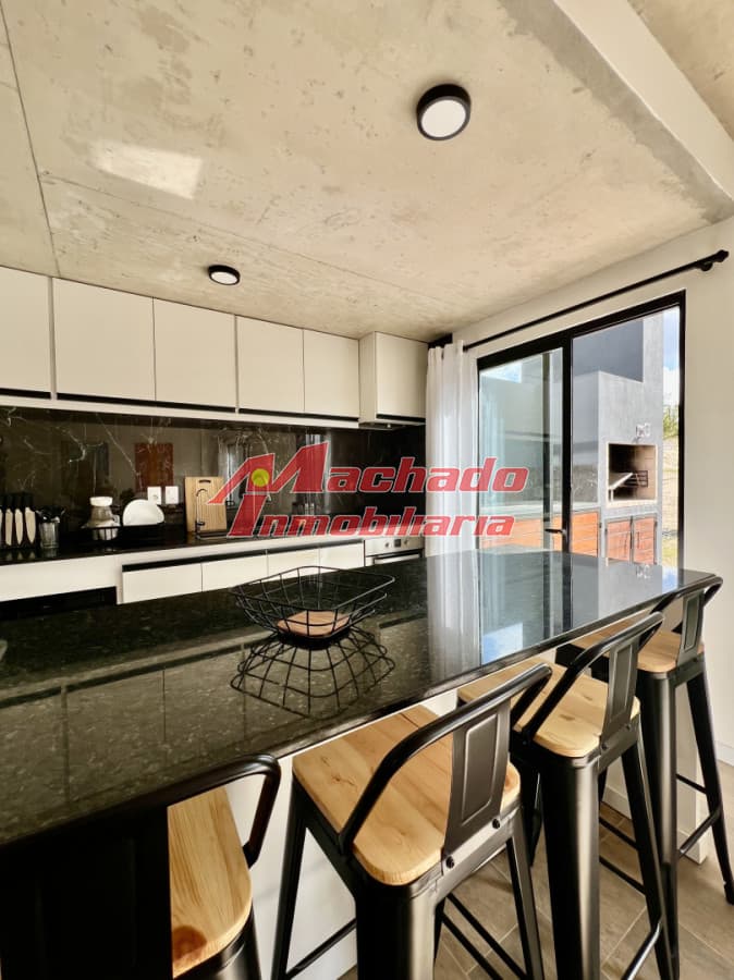 Moderna casa, casi a estrenar, en alquiler de verano, en Punta del Este.