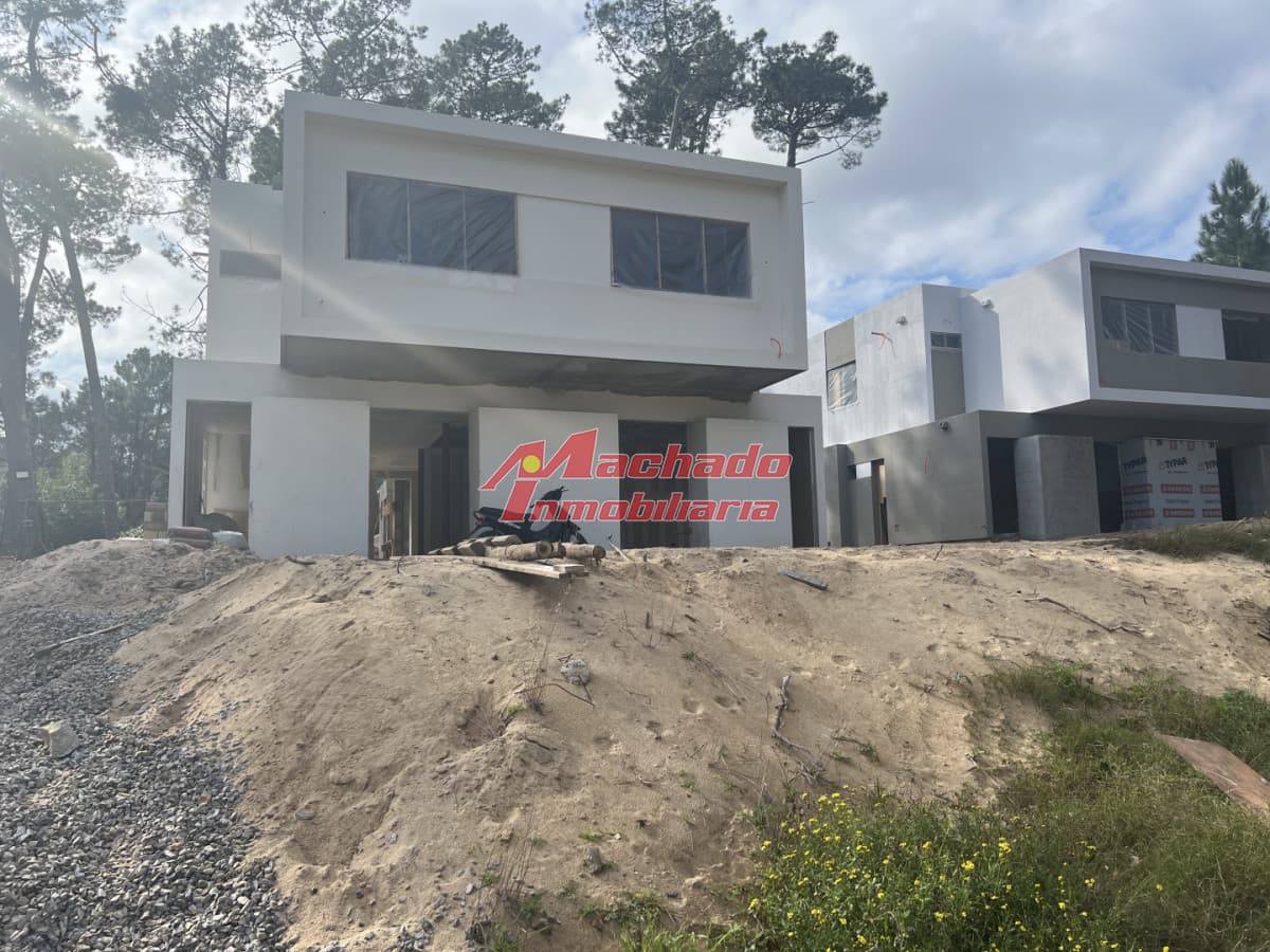 Casa a estrenar en Pinares, proyecto en obra, precio lanzamiento. Punta del Este