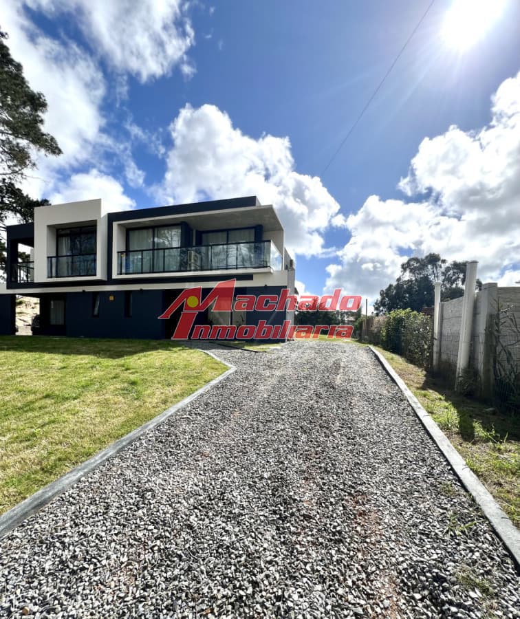 Moderna casa, casi a estrenar, en alquiler de verano, en Punta del Este.