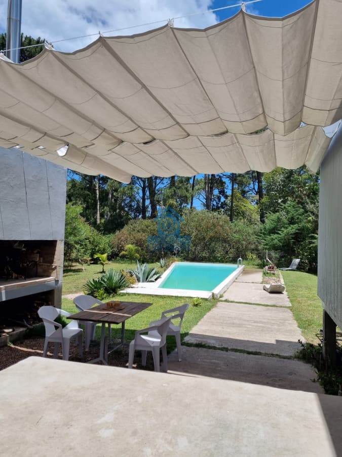 Alquiler de temporada, casa de 3 dormitorios con piscina y barbacoa abierta.  -