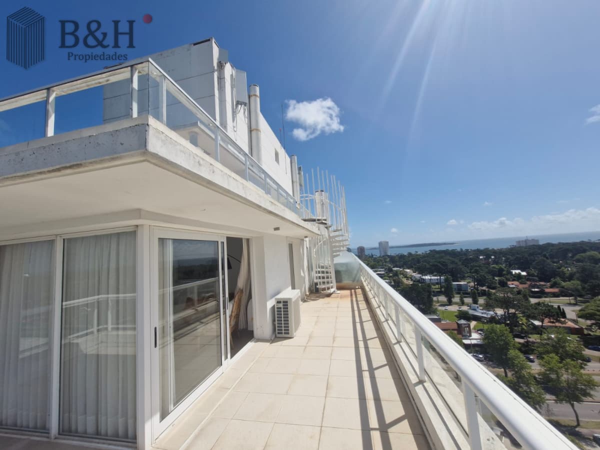 Amplio apartamento 3 dormitorios con piscina y parrillero propio
