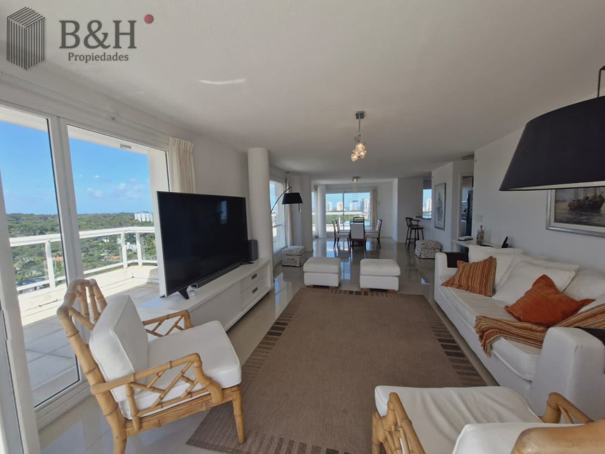 Amplio apartamento 3 dormitorios con piscina y parrillero propio