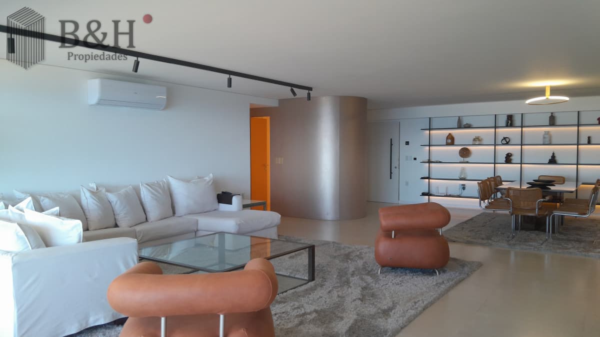 Amplio apartamento en Primera línea de playa brava. PUNTA del Este. Alquiler de verano