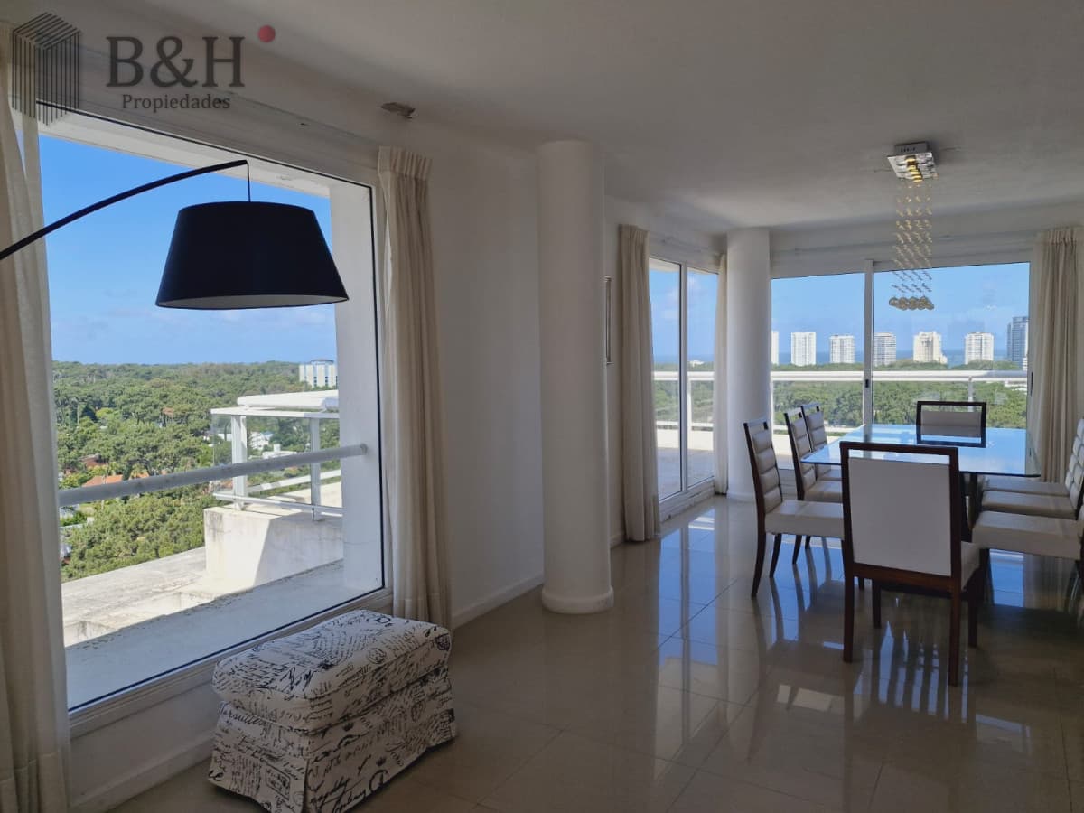 Amplio apartamento 3 dormitorios con piscina y parrillero propio