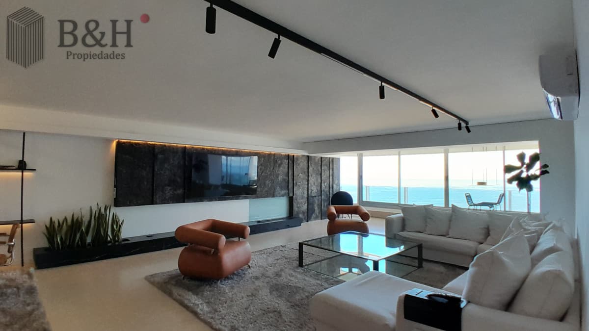 Amplio apartamento en Primera línea de playa brava. PUNTA del Este. Alquiler de verano