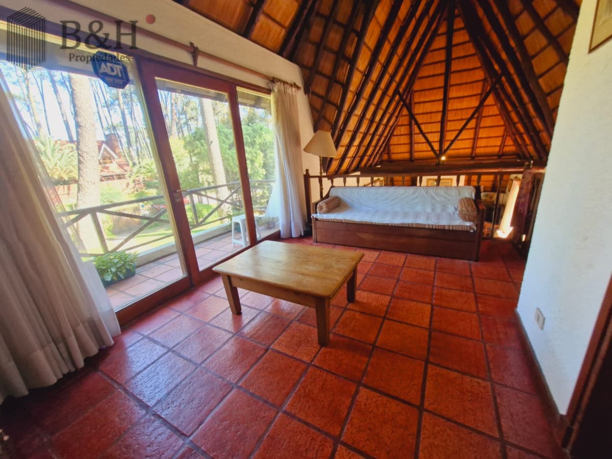 Venta y alquiler de verano. Amplia casa en Pinares. Con cancha de paddle.