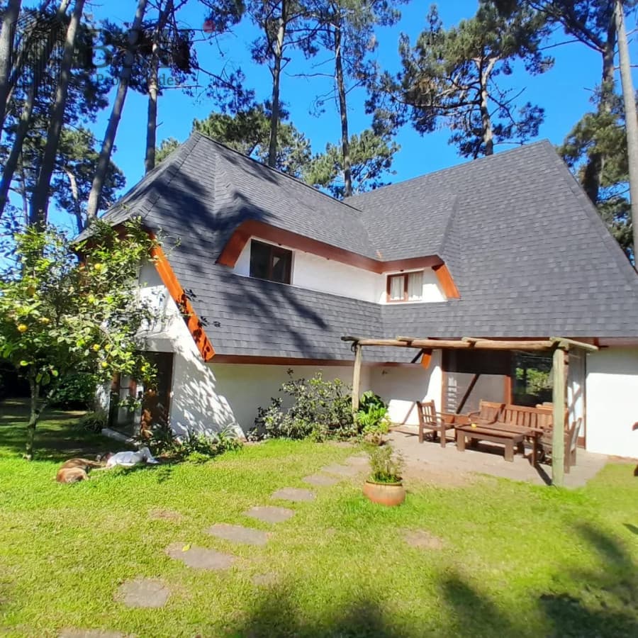 Venta y alquiler de verano. Amplia casa en Pinares. Con cancha de paddle.