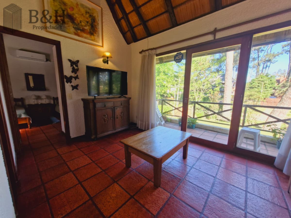 Venta y alquiler de verano. Amplia casa en Pinares. Con cancha de paddle.