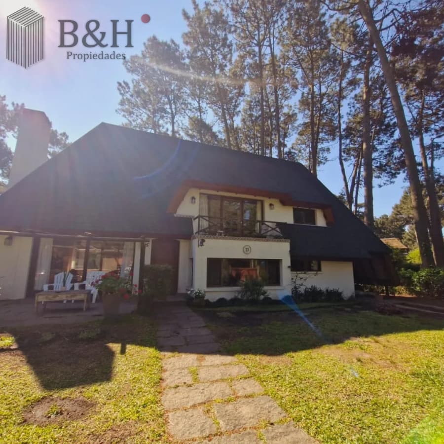 Venta y alquiler de verano. Amplia casa en Pinares. Con cancha de paddle.